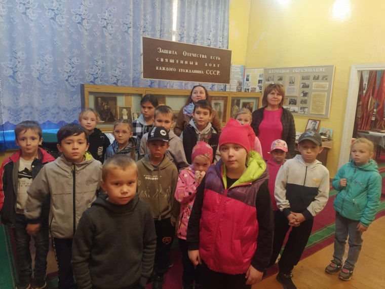 В каникулы ученики начальной школы посетили музей.