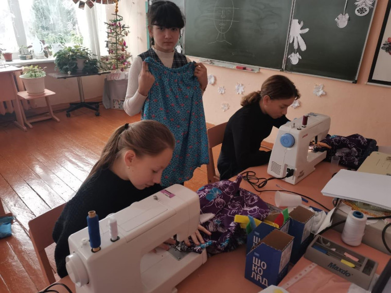 Продолжает работать кружок "Швейное дело".